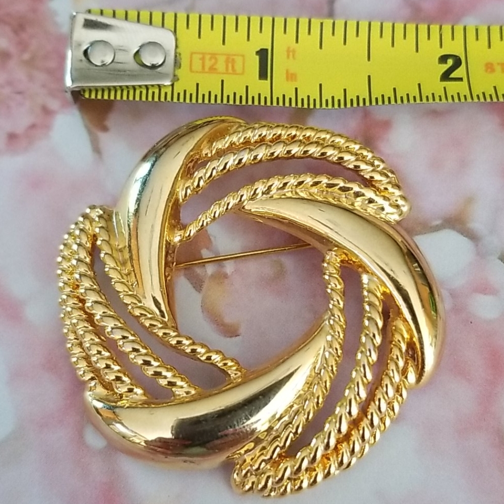 Vintage Mid Century Goldtone Rope Design Wreath Brooch Pin - Picture 8 of 15